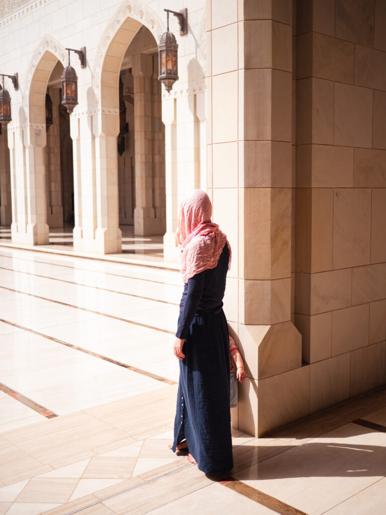 Frau vor Sultan Qaboos Moschee